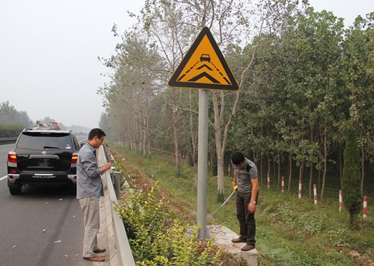 道路標(biāo)識(shí)牌